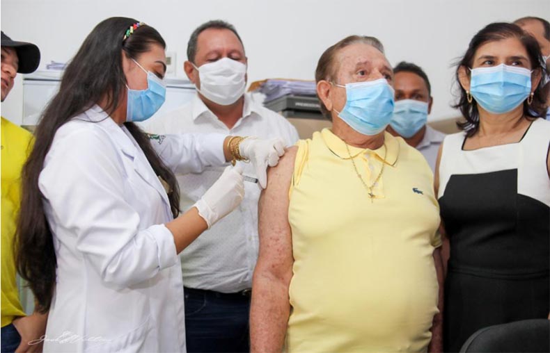 Em Uruçuí, o prefeito Dr. Wagner, que tem 75 anos e é médico se vacinou com a Coronavac
